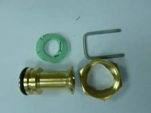 Set mit verschiedenen Komponenten, darunter ein Metallkörper, eine Dichtung und eine Halterung, möglicherweise zur Verwendung in Remeha-Pumpen.